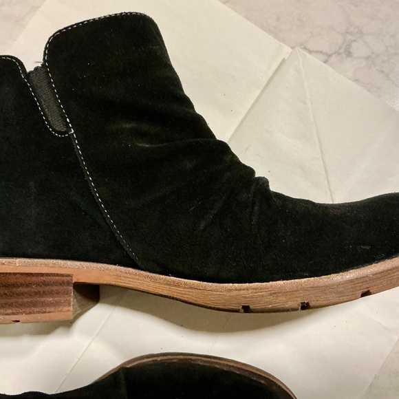 Sofft black suede "Aqua Soft" booties with side zipper, size 8.5 - Picture 5 of 6